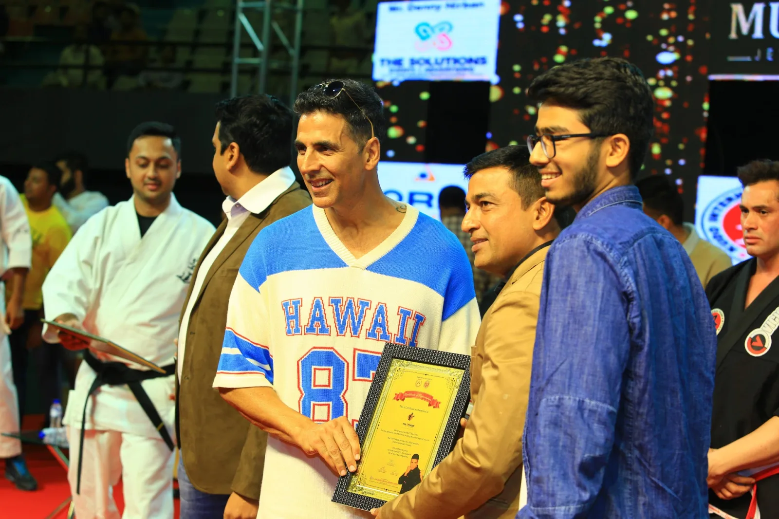 Akshay Kumar honoring Max Media